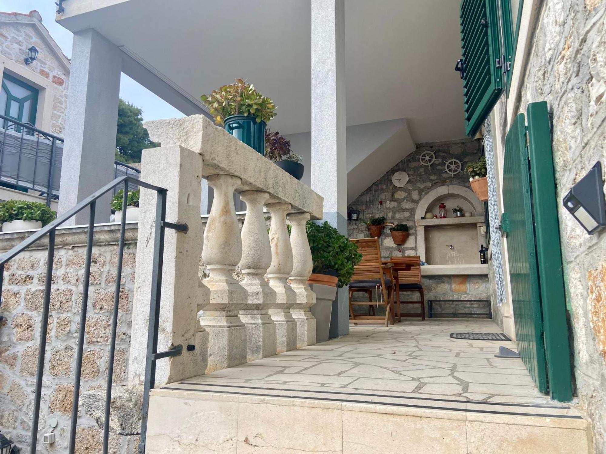 Apartment Simon - Old Stone Charm, Central Bol Life Bagian luar foto
