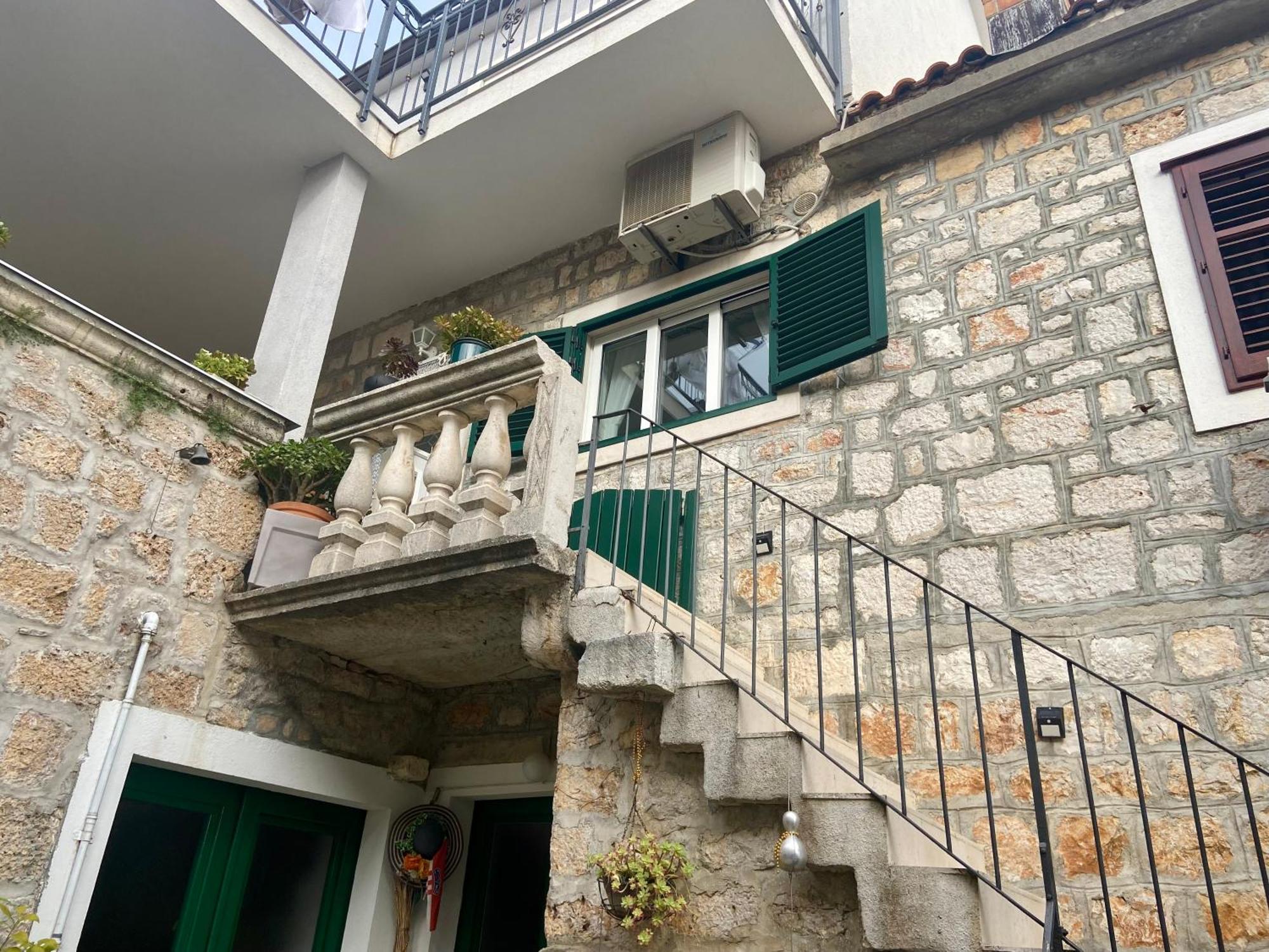 Apartment Simon - Old Stone Charm, Central Bol Life Bagian luar foto