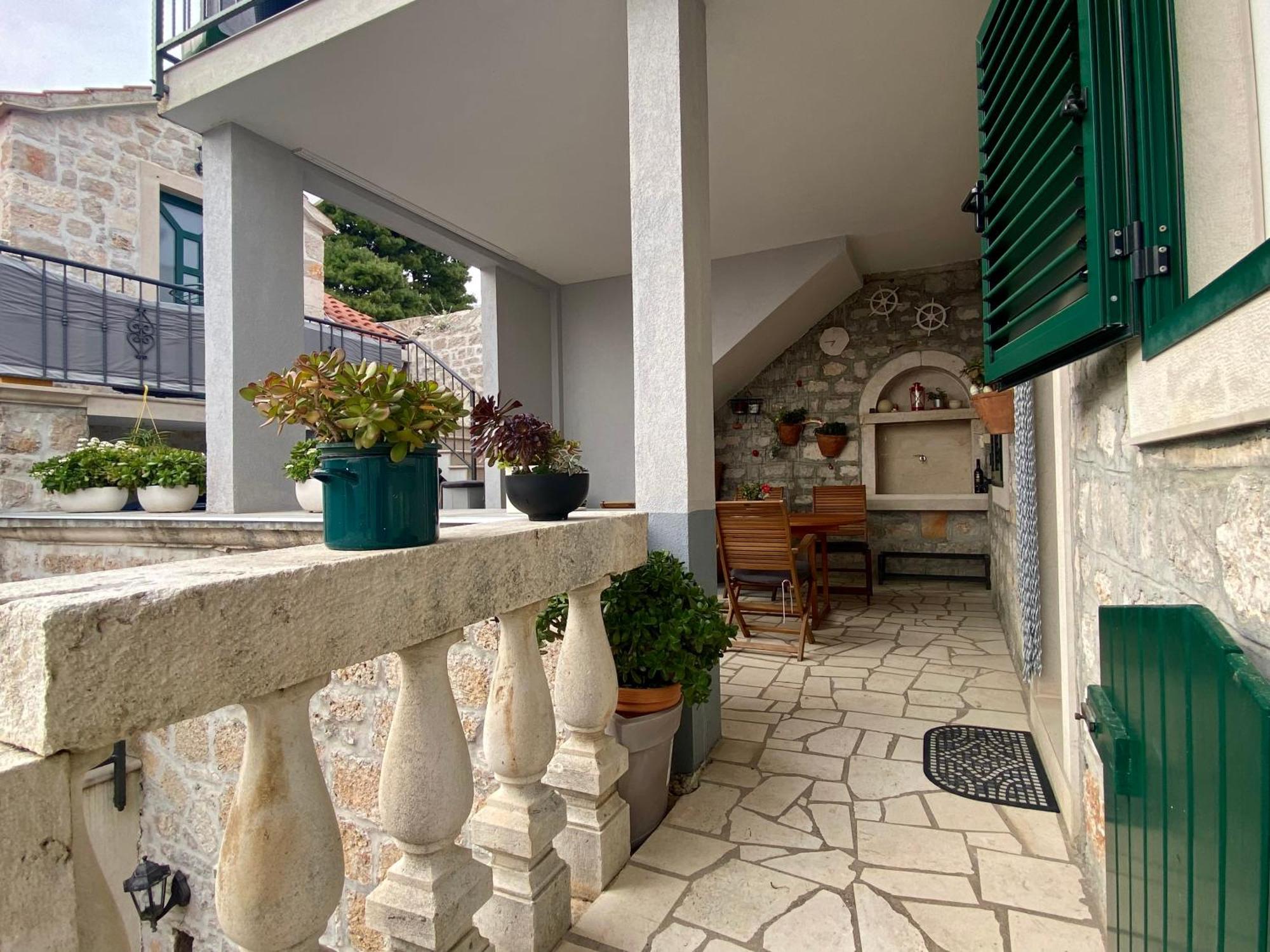Apartment Simon - Old Stone Charm, Central Bol Life Bagian luar foto