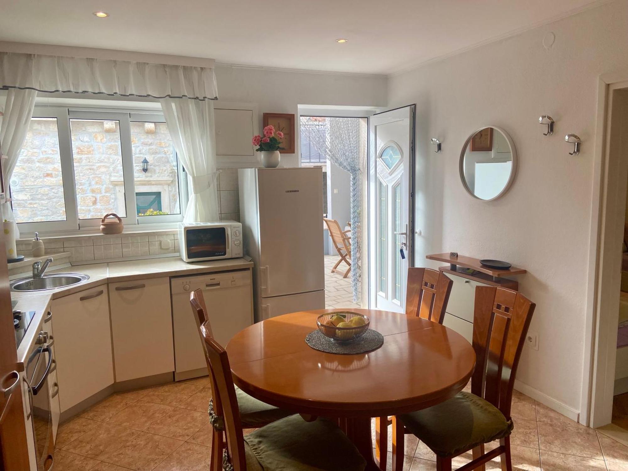 Apartment Simon - Old Stone Charm, Central Bol Life Bagian luar foto
